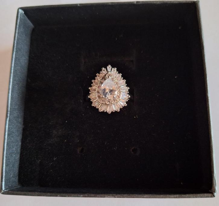 Verzilverde ring met verschillende zirkonia, maat 60, NIEUW, Handtassen en Accessoires, Ringen, Nieuw, Dame, 18 tot 19, Wit, Zilver