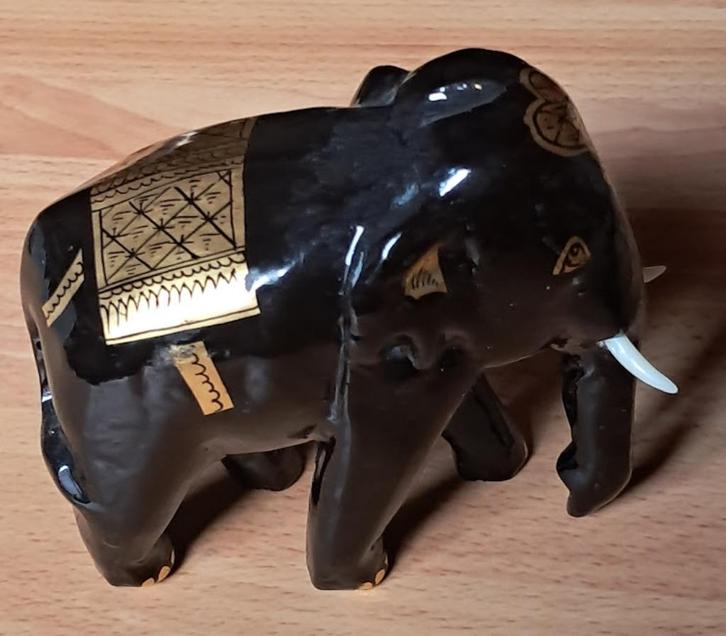 Olifantje in gelakt hout, kleuren zwart/goud, Verzamelen, Beelden en Beeldjes, Zo goed als nieuw, Dier, Ophalen of Verzenden