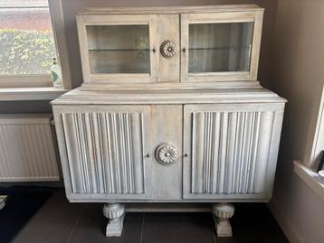 Witte handgeschilderde vitrine kast beschikbaar voor biedingen