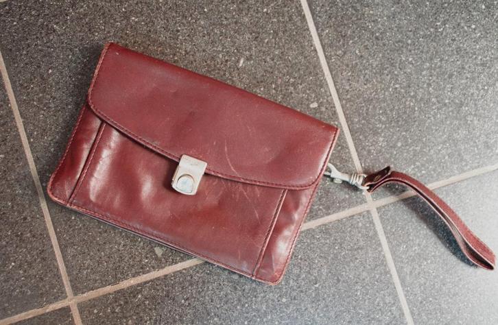 Pochette vintage en cuir bordeaux – Homme – 23  16 cm, Bijoux, Sacs & Beauté, Sacs | Sacs à bandoulière, Utilisé, Cuir, Enlèvement ou Envoi