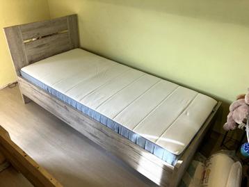 Prachtig 1 persoonsbed exclusief matras beschikbaar voor biedingen