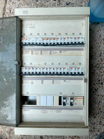 Zekeringkast 18 modules en 2 differenteels beschikbaar voor biedingen