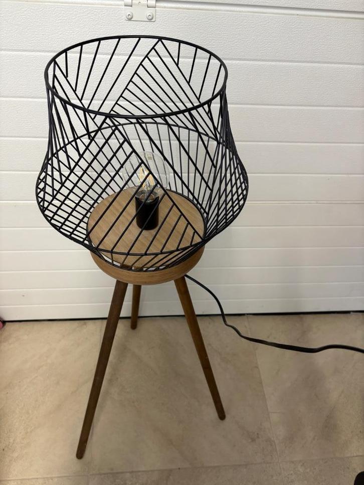 Te koop: stijlvolle staande lamp, Huis en Inrichting, Lampen | Vloerlampen, Zo goed als nieuw, Hout, Metaal, Ophalen