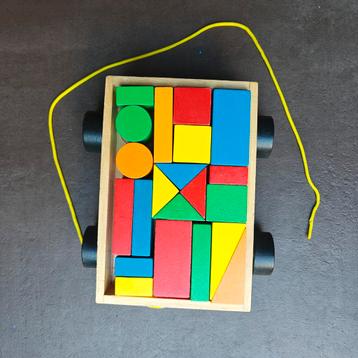 kar met gekleurde houten vormen beschikbaar voor biedingen