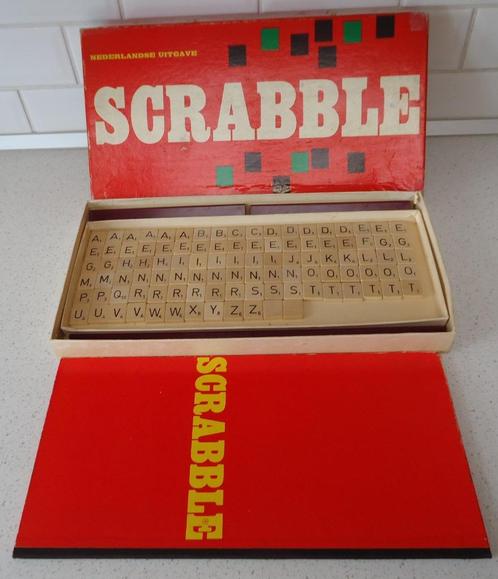 Vintage "Scrabble"  (Rode Doos) in goede staat !, Hobby en Vrije tijd, Gezelschapsspellen | Bordspellen, Gebruikt, Een of twee spelers