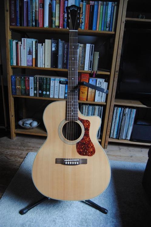 GUILD OM-240 CE, Muziek en Instrumenten, Snaarinstrumenten | Gitaren | Akoestisch, Zo goed als nieuw, Western- of Steelstringgitaar