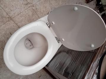 Nieuwe poseleinen wc spoelnak en deksel beschikbaar voor biedingen