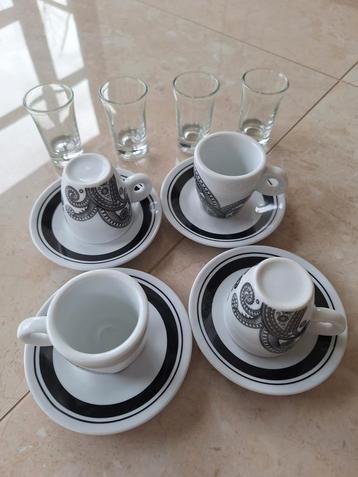 Espresso kopjes en likeur-shot-glas beschikbaar voor biedingen
