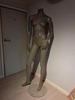 Mannequin à pied, Enlèvement