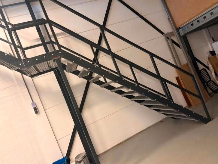Industriële stalen trap 4.75m hoog. Uit 2 delen met plateau, Doe-het-zelf en Bouw, Ladders en Trappen, Zo goed als nieuw, Trap