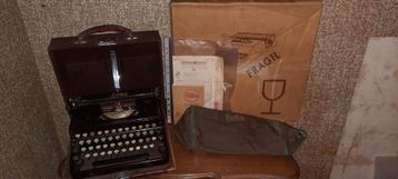 Erika Model 5, draagbare typemachine met originele accessoi beschikbaar voor biedingen