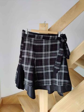 Mooie casual rok met verschillende stoffen, gevoerd. Medium. disponible aux enchères