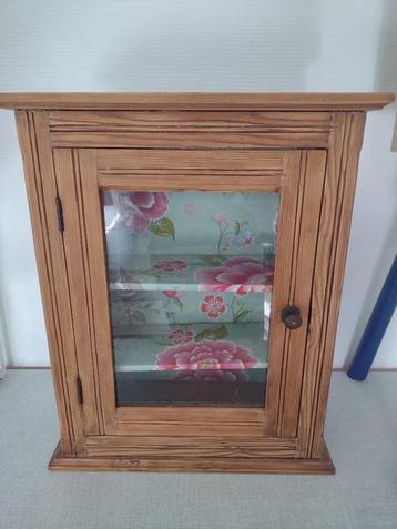 Oud klein kastje beschikbaar voor biedingen