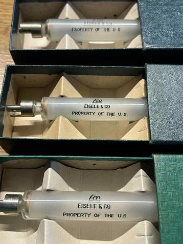 WWII - 3 seringues "US PROPERTY" de 5 cc dans boite  beschikbaar voor biedingen