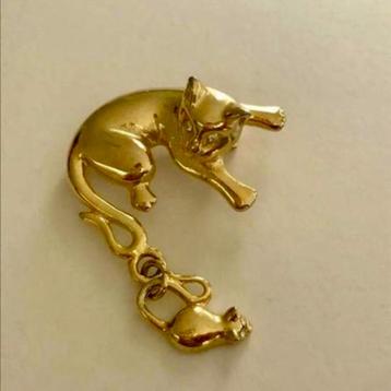 Prachtige vintage broche kat met muisje  beschikbaar voor biedingen