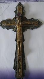 Très ancien crucifix en métal, Enlèvement