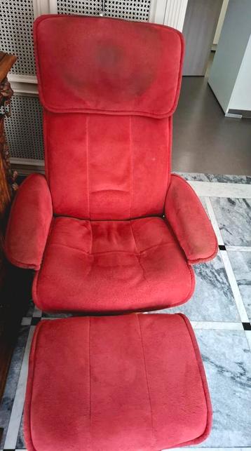 Stresless zetel met veel standing in rode stof beschikbaar voor biedingen