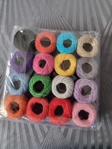 Nieuw en nog in originele verpakking!
100% Rayon 

16 bollet beschikbaar voor biedingen