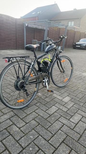 Fiets met 80 cc 2 t motorblok alles werkt perfect  beschikbaar voor biedingen