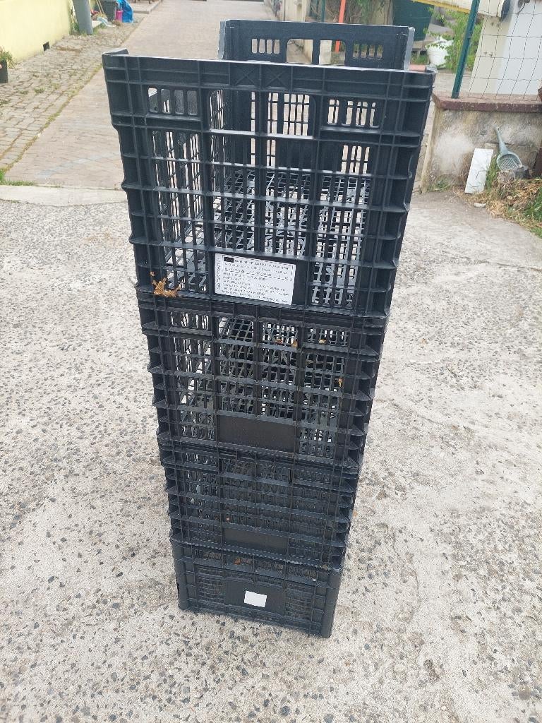 Caisses plastiques bonnes état a ransart prix2.5 pour piece, Enlèvement