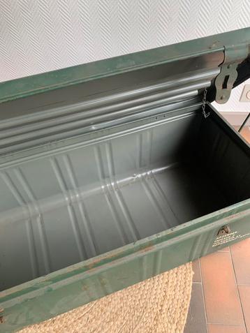 Oude metalen legerkoffer, Enlèvement