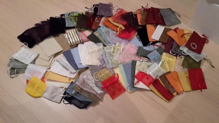 100 stoffen zakjes, Hobby en Vrije tijd, Feestartikelen, Ophalen of Verzenden