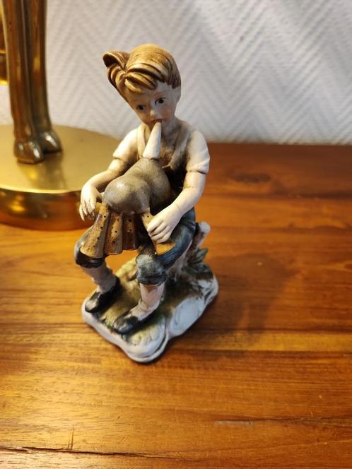 jongen met doedelzak in porselein, Antiek en Kunst, Antiek | Porselein, Ophalen of Verzenden