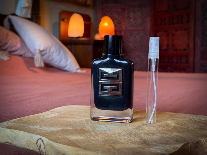 Givenchy - Gentleman society ambrée sample/decant, Handtassen en Accessoires, Uiterlijk | Parfum, Zo goed als nieuw, Ophalen of Verzenden