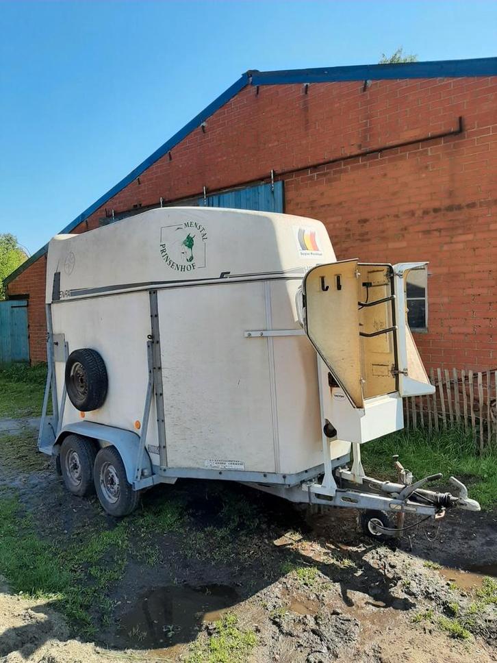 Paardentrailer Henra met zadelkast, Dieren en Toebehoren, Paarden en Pony's | Trailers en Aanhangwagens, Gebruikt, 2-paards trailer