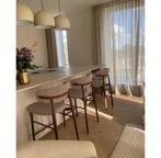 Barstoelen Taupe stof/walnoot zithoogte 65cm set van 2, Huis en Inrichting, Barkrukken, Ophalen, Met voetsteun, 60 tot 90 cm, Nieuw