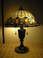Tiffany tafellamp met mooi kleurenpatroon, Huis en Inrichting, Lampen | Tafellampen, Zo goed als nieuw, Glas, 50 tot 75 cm, Ophalen