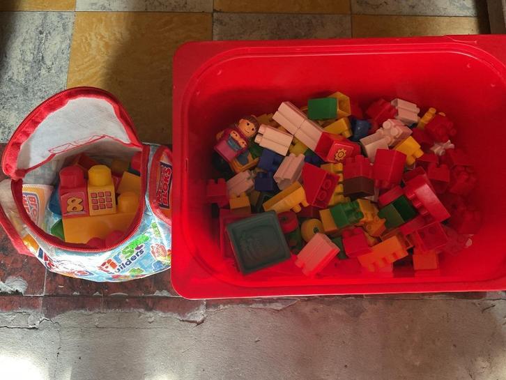 Kinderspeelgoed: Blokken, plastiek en hout, Kinderen en Baby's, Speelgoed | Houten speelgoed, Gebruikt, Overige typen, Ophalen