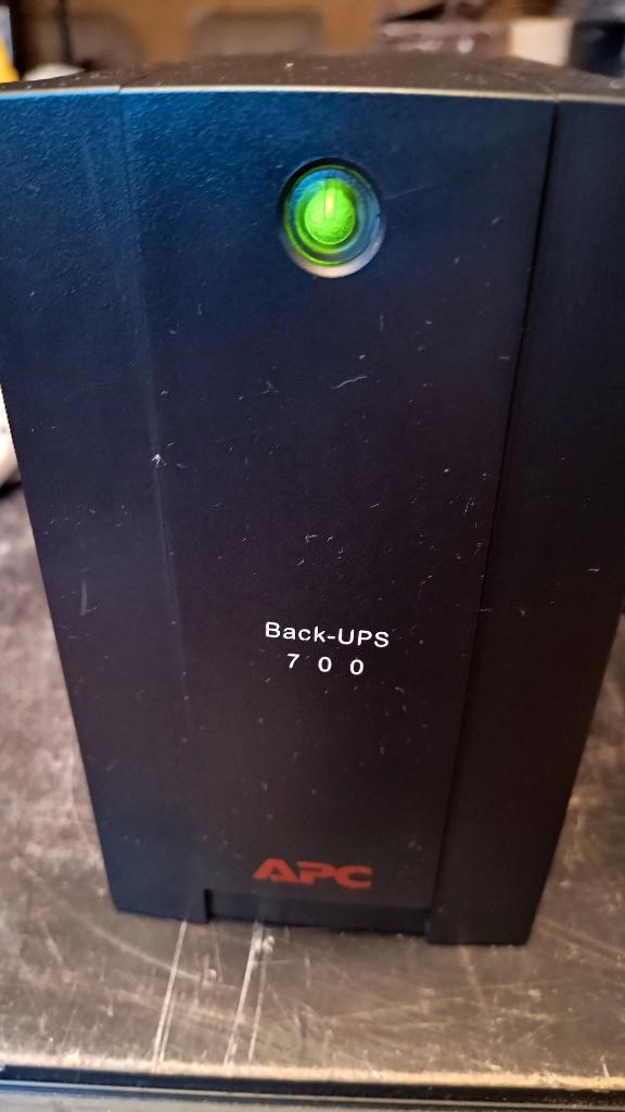 UPS APC BX700U-FR - 390W - nieuwe batterij, Computers en Software, Noodvoedingen (UPS), Gebruikt, Verzenden