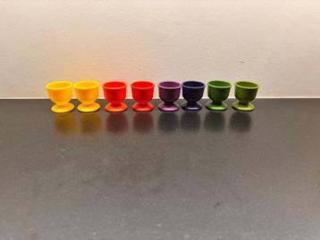 Set van 8 retro vintage veelkleurige eierdopjes kunststof beschikbaar voor biedingen
