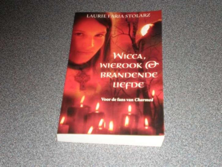 Wicca, wierook & brandende liefde / Laurie Stolarz, Boeken, Kinderboeken | Jeugd | 13 jaar en ouder, Gelezen, Fictie, Ophalen of Verzenden