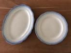 Grote oude ronde + ovalen schotel wit blauw stipjes bolletje, Enlèvement ou Envoi