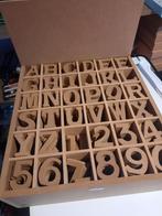 Houten bak met cijfers en letters, Ophalen