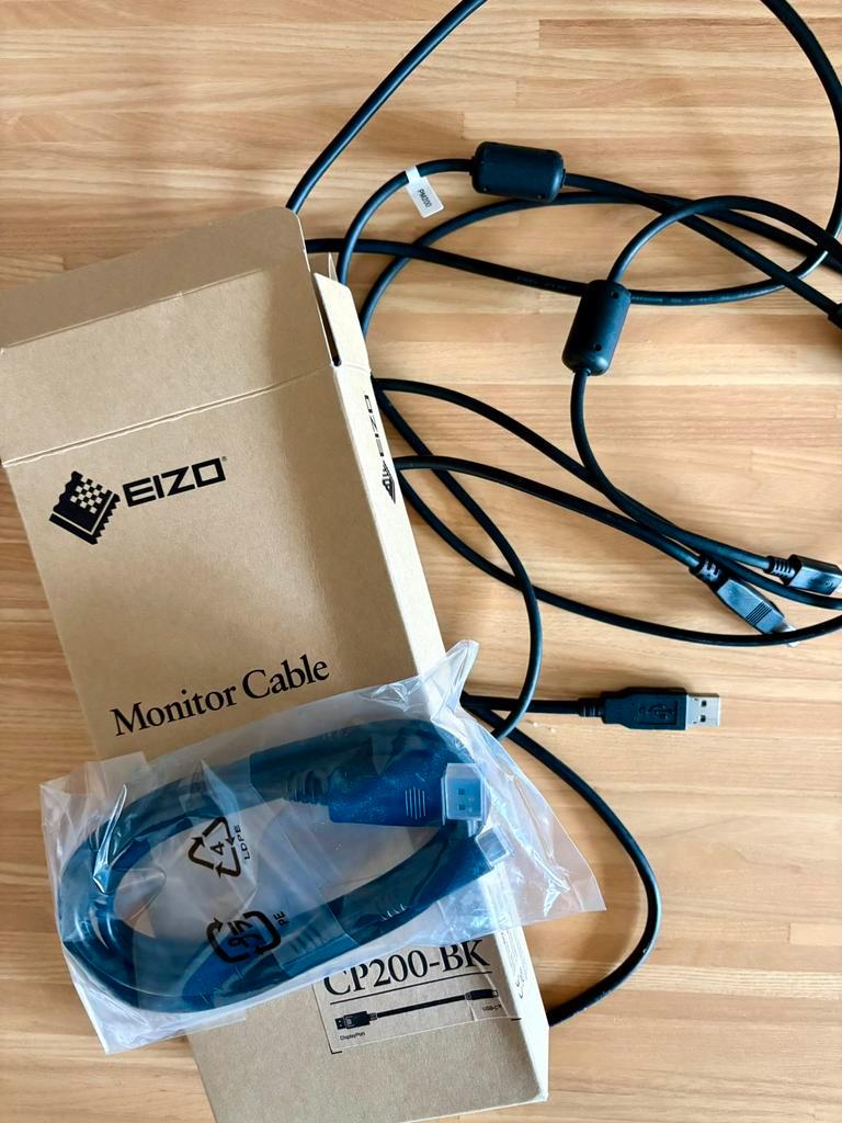 ② Eizo ColorEdge CG247X, avec tous les accessoires — Photo