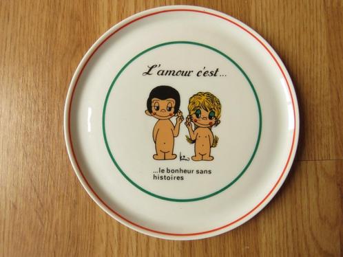 assiette motifs amoureux de Kim l'amour c'est.., Huis en Inrichting, Keuken | Servies, Zo goed als nieuw, Bord(en), Porselein