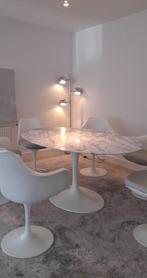 Sur les tables tulipes d'Eero Saarinen à l'extérieur. Chaise, Enlèvement ou Envoi