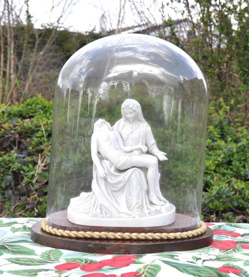 scene la pieta biscuit blanc dans globe en verre, Antiek en Kunst, Antiek | Religieuze voorwerpen, Ophalen