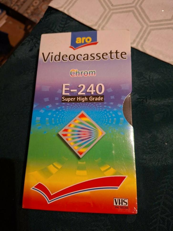 Aro E-240 Super High Grade Chrom VHS-videocassette, CD & DVD, Cassettes audio, Neuf, dans son emballage, Vierge, Enlèvement ou Envoi