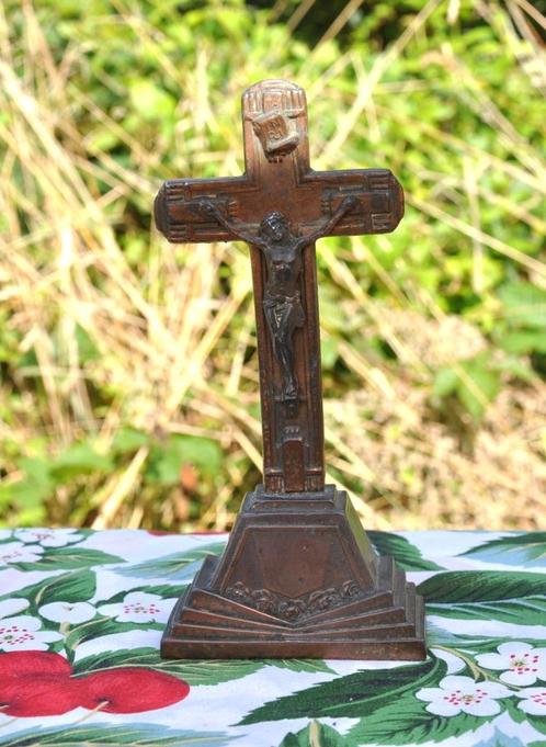 crucifix a poser base carrée regule cuivre art deco, Antiquités & Art, Antiquités | Objets religieux, Enlèvement ou Envoi