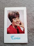 Fotokaart Tonia, Envoi