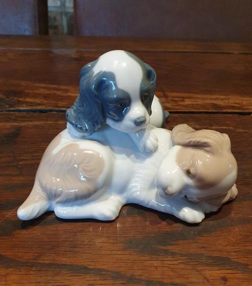 NAO porselein beeld 2 Cavalier King Charles Spaniëls puppy's, Verzamelen, Beelden en Beeldjes, Zo goed als nieuw, Dier, Ophalen of Verzenden