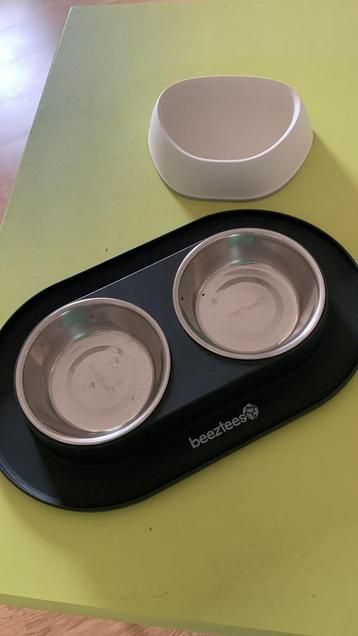 Voederbakjes + benodigdheden beschikbaar voor biedingen