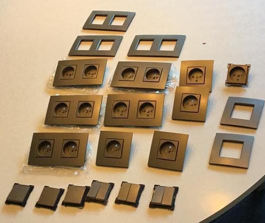 Niko afwerkingsmateriaal antraciet, Doe-het-zelf en Bouw, Elektriciteit en Kabels, Zo goed als nieuw, Stopcontact, Ophalen of Verzenden