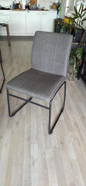 4 stoelen beschikbaar voor biedingen