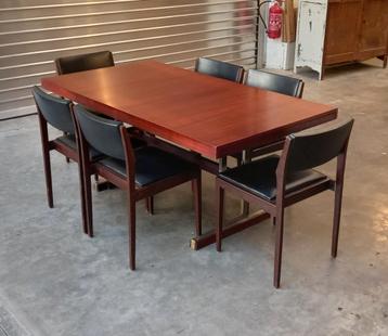 Vintage „" Meubelfabriek Aurora "” tafel en stoelen uit de j beschikbaar voor biedingen