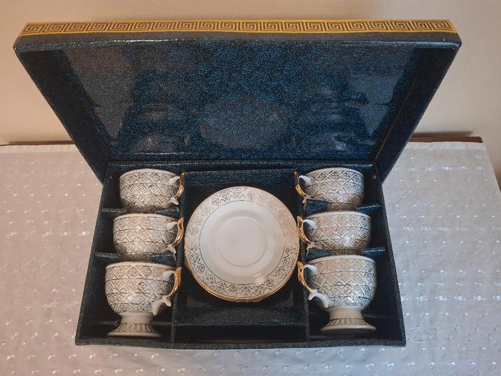 Geschenkdoos 6 kop schotels Jiatai 24k gold plated porcelain, Huis en Inrichting, Keuken | Servies, Nieuw, Kop(pen) en/of Schotel(s)